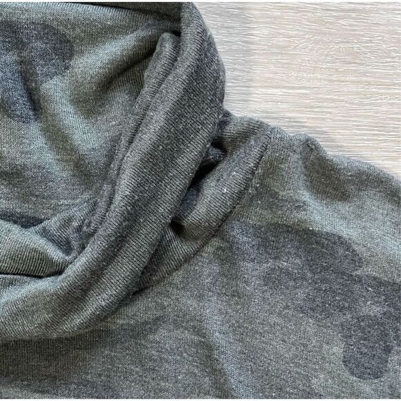 Splendid Camo Cowl Neck Dolman Long Sleeve Lightweight Sweater Top Sz M Green - Picture 6 of 13